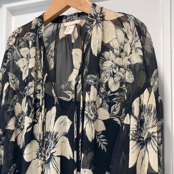 H&M Black & Ivory Floral Print Tie Flowy Blouse Top Size 4 - Picture 5 of 13
